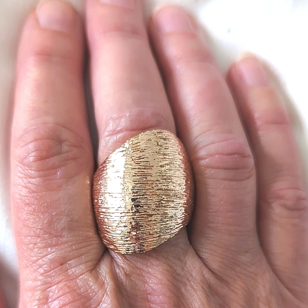 Chic Gold Textured Women's Ring